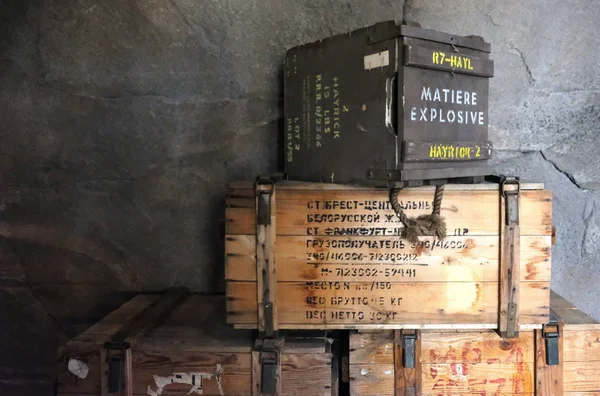 Stapel alter militärischer Munitionskisten im Unterstand — Stockfoto