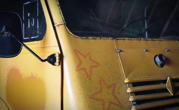Terk edilmiş eski bir sarı kamyonun önü — Stok fotoğraf