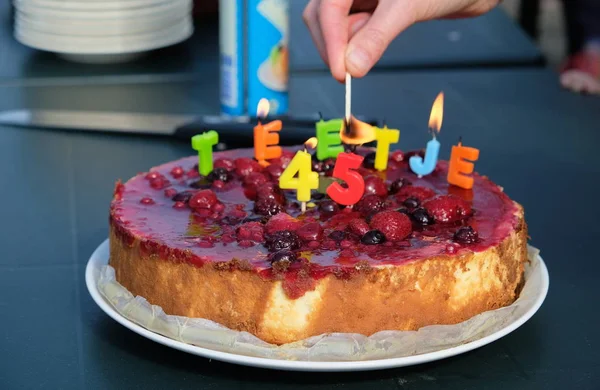 Születésnapi torta. Gyertyák éget formájában számok 45. Womans kézi világítás a gyertyák — Stock Fotó