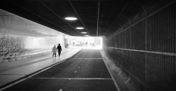 Panoramatický úhel pohledu na čelní stranu tunelu. stanice metra v metru — Stock fotografie