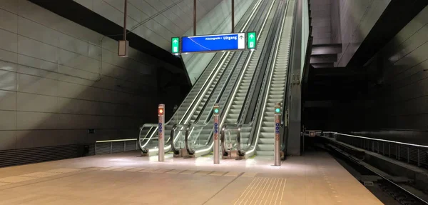 에스컬레이터 에스컬레이터 전면 보기의 파노라마 각도. 지하철 역에서 에스컬레이터. 계단 에스컬레이터 위로 이동. — 스톡 사진
