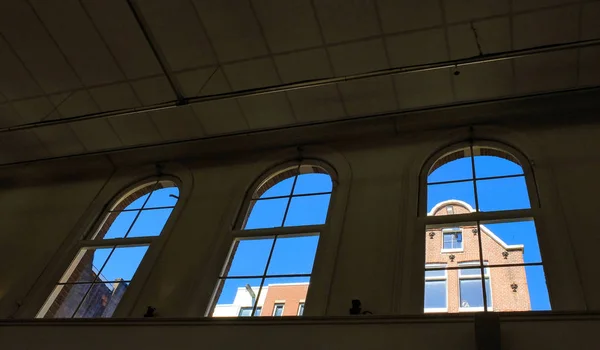 Nagy ablakok Amszterdamban csatorna ház egy napsütéses napon — Stock Fotó