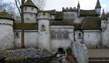 Tema Parkı Efteling masal kale. Bahar.