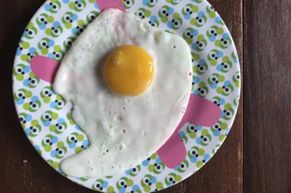 Huevos fritos en el plato, comida para el desayuno — Foto de Stock