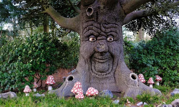Новий атракціон з розмовним деревом, який розповідає казку на Efteling Стокове Зображення