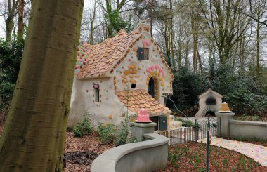Tema Parkı Efteling masal Hansel ve Gretel tatlı ev. Bahar.