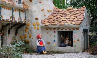 Tema Parkı Efteling masal Hansel ve Gretel tatlı ev. Bahar.