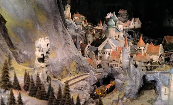 Ferrovia in miniatura attraverso il villaggio del castello su una montagna nel parco tematico l'efteling — Foto Stock
