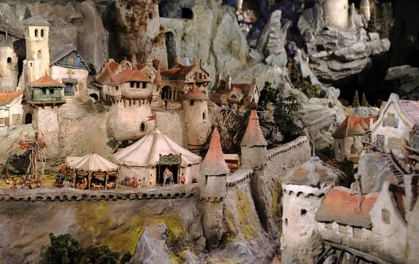 Miniature jernbane gennem slottet landsby på et bjerg i parken den efteling - Stock-foto