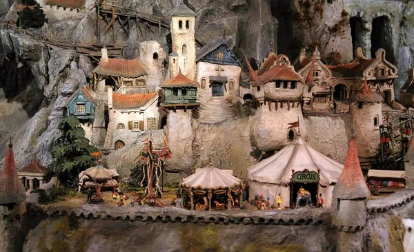 Miniaturní železnice přes hradní vesnici na hoře — Stock fotografie