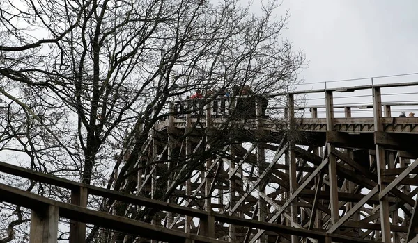 Drewniany tor Rollercoaster Joris i smok w parku rozrywki wybieg w Holland, największa atrakcja turystyczna dla turystów w holandii — Zdjęcie stockowe