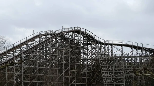 Wooden Rollercoaster track Joris and the dragon in Amusement park the efteling in holland, the biggest tourist attraction for tourists in the netherlands — Stock Photo, Image