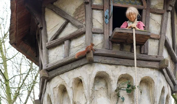 Rapunzel čeká na svého milence ve vysoké věži. Místo toho přišla veverka. Přitažlivost v zábavním parku — Stock fotografie