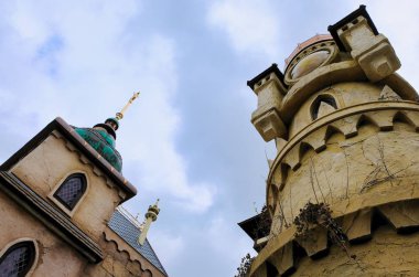 bulutlu bir gökyüzüne karşı bir kalenin düşük açı görünümü