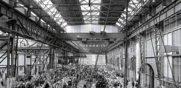 La gente visita e va a fare shopping nel Great Market Hall a luglio a Budapest, Ungheria. Great Market Hall è il più grande mercato coperto di Budapest , — Foto Stock