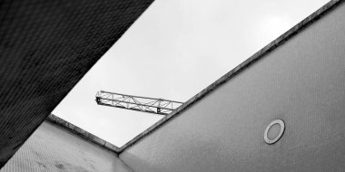 Viyadük tonları ve çizgiler ilerlü gökyüzüne karşı sarı