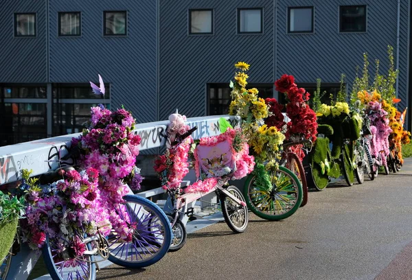 Велосипед украшен цветами на голландском мосту в Амстердаме — стоковое фото