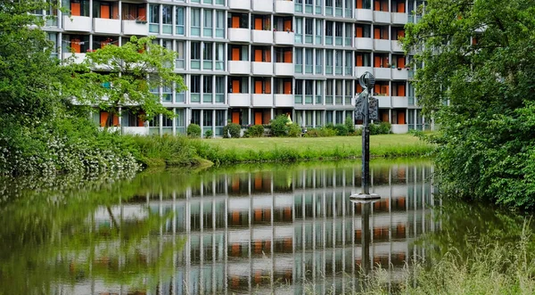Selva urbana con árboles y arquitectura. Armonía de la ciudad y la naturaleza. apartamentos con árboles y hierba — Foto de Stock