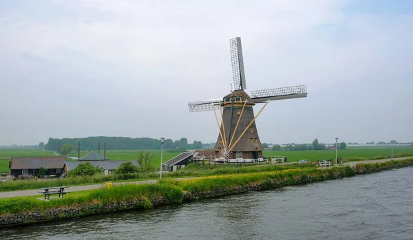 Molinos de viento holandeses en Kinderdijk, un famoso pueblo en los Países Bajos donde se pueden visitar los antiguos molinos de viento tradicionales —  Fotos de Stock