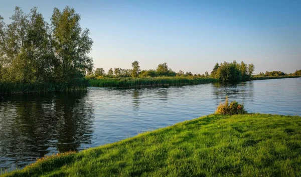 Paisagem holandesa com barcos e árvores em amsterdam — Fotografia de Stock