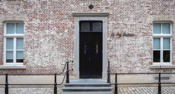 Une porte et une fenêtre vintage sur la façade d'un vieux mur de pierre de chalet anglais . — Photo