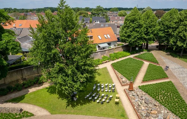 Widok z góry na dół. Piękny widok na dzień z zamku. Mały widok na jezioro. Zamek z panoramą ogrodu. — Zdjęcie stockowe