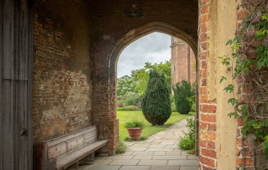 Sissinghurst Caslte Bahçeleri 'nde güzel çiçekler, ağaçlar, bitkiler ve bahçe düzenlemeleri.