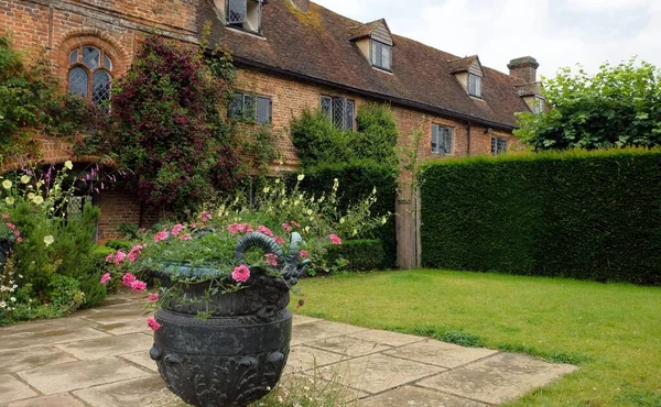 Vackra blommor, träd och växter och trädgård landskapsarkitektur i Sissinghurst Caslte Gardens — Stockfoto