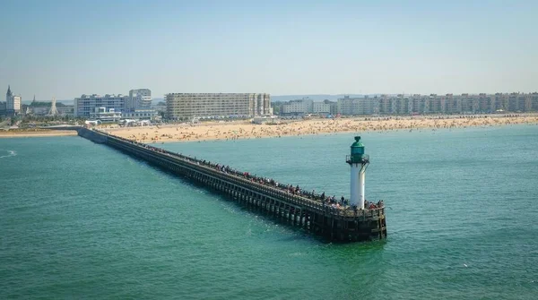 Порт Гавр с причалом и морским пляжем в солнечный день — стоковое фото