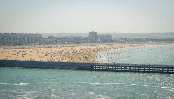 Το λιμάνι της Χάβρης με προβλήτα και παραλία σε μια ηλιόλουστη μέρα — Φωτογραφία Αρχείου