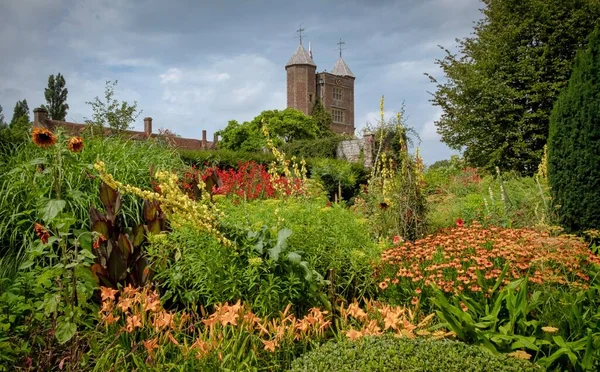 Beautiful flowers, trees and plants and garden landscaping in Sissinghurst Caslte Gardens — Stock Photo, Image