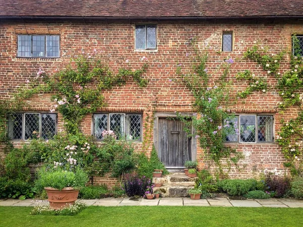 Lindas flores, árvores e plantas e jardim paisagismo em Sissinghurst Caslte Jardins — Fotografia de Stock