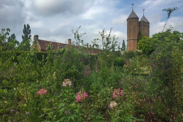 Beautiful flowers, trees and plants and garden landscaping in Sissinghurst Caslte Gardens — Stock Photo, Image