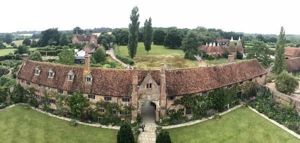 Vackra blommor, träd och växter och trädgård landskapsarkitektur i Sissinghurst Caslte Gardens — Stockfoto