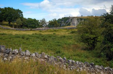 Yüksek perspektiften Cheddar Gorge uçurumları. Somerset, İngiltere 'deki Mendip Hills kanyonundaki yüksek kireçtaşı kayalıkları.