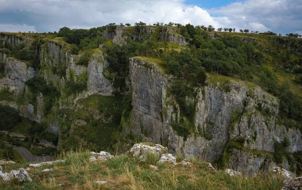 Klipporna Cheddar Gorge Från Hög Synpunkt Höga Kalkstensklippor Ravinen Mendip — Stockfoto