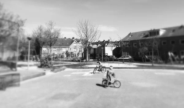 アムステルダムのコロナウイルス2020のロックダウン中に路上で遊んでいた子供は — ストック写真