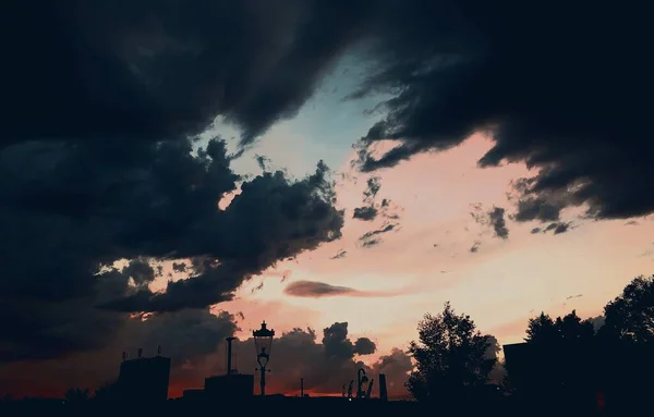 Nuvens escuras com tempestade ao pôr do sol em amsterdam — Fotografia de Stock