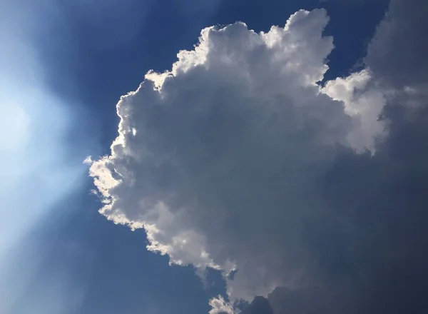 Nuages sombres avec tempête au coucher du soleil à amsterdam — Photo