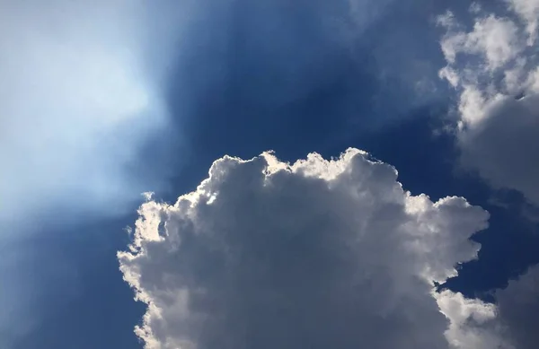 Nuages sombres avec tempête au coucher du soleil à amsterdam — Photo