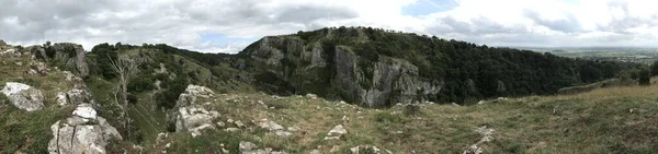 Βράχια του φαραγγιού Cheddar από ψηλά. Υψηλά βράχια ασβεστόλιθου στο φαράγγι του Mendip Hills στο Somerset, Αγγλία — Φωτογραφία Αρχείου