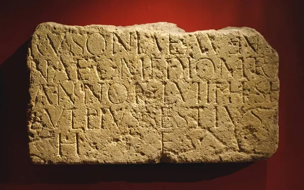 罗马人在浴池石碑上的碑文 统一的英格兰 免版税图库图片