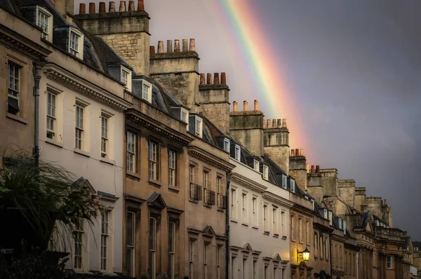 イギリスのバースの建物の上に虹の背景 — ストック写真