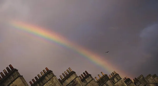 Pozadí Duhou Nad Budovami Bathu Velké Británii — Stock fotografie