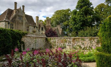 Avebury England, İngiltere - İngiltere, Avebury, Wiltshire, İngiltere 'deki Dovecote' deki Avebury malikanesinin bahçeleri.
