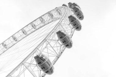 Londra öğleden sonra. Londra gözü, belediye binası, Westminster Köprüsü, Big Ben ve parlamento binaları. Birleşik Krallık