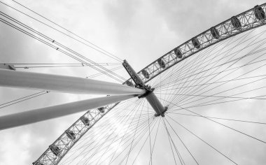 Londra öğleden sonra. Londra gözü, belediye binası, Westminster Köprüsü, Big Ben ve parlamento binaları. Birleşik Krallık