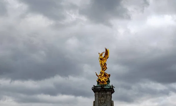 Ornate Queen Victoria Memorial Frente Palácio Buckingham Londres Reino Unido — Fotografia de Stock