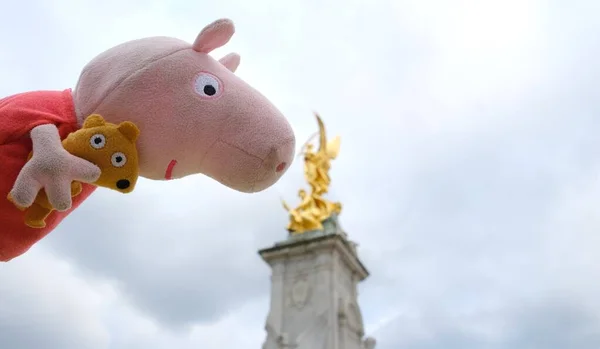 Peppa Pig Panenka Při Pohledu Zdobené Queen Victoria Memorial Před — Stock fotografie