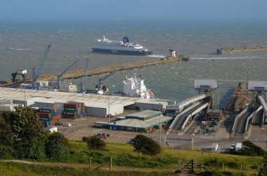 Dover, İngiltere 'nin beyaz kayalıkları ve İngiliz kanalı boyunca Dover limanı. Dover Limanı Fransa' ya en yakın İngiliz limanıdır.